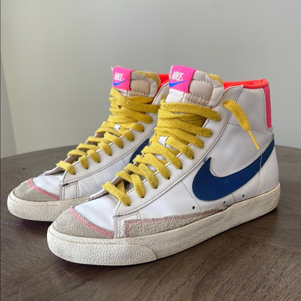 Women’s Nike ‘77 Sz 8-1/2